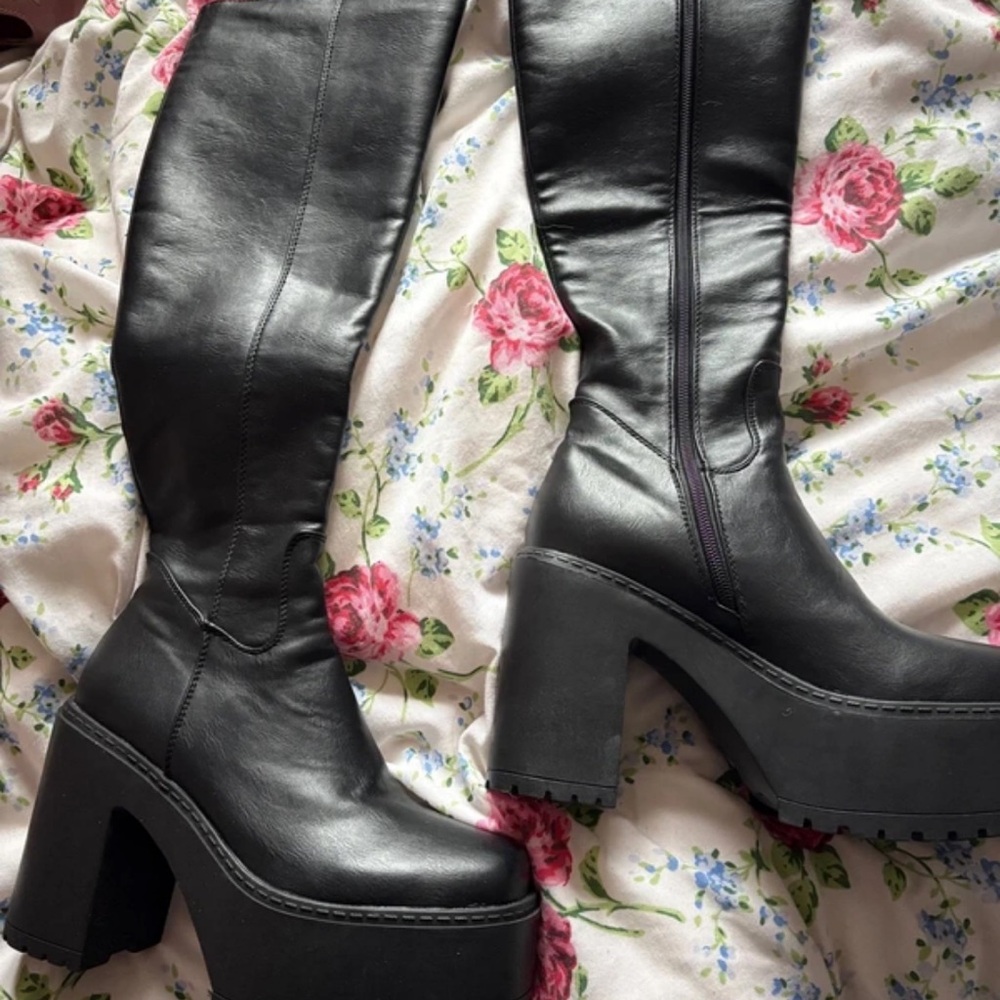Chic Black Platform Knee-High Boots